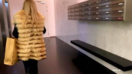 Порно агент пялит на каститнге русскую блондинку от первого лица