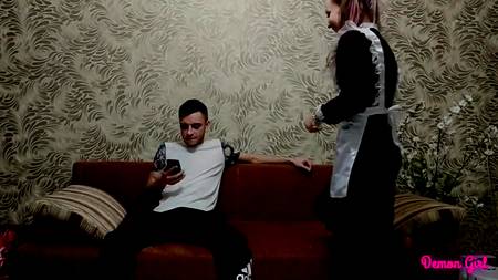 Русский чувак натягивает на член молодую девушку в школьной униформе