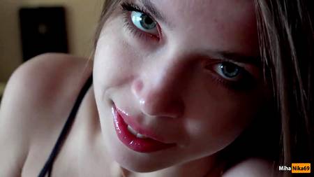 Русская девушка балдеет на утреннем стояке парня от первого лица