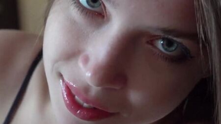 Русская девушка балдеет на утреннем стояке парня от первого лица