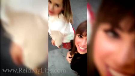 Симпатичный парень ебет в микроавтобусе двух горячих нимфоманок