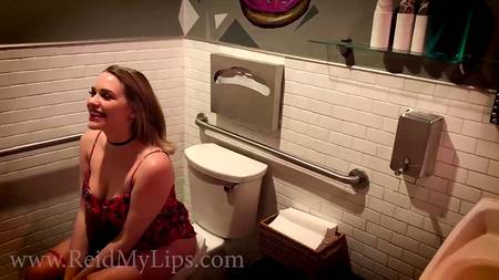 Симпатичный парень ебет в микроавтобусе двух горячих нимфоманок