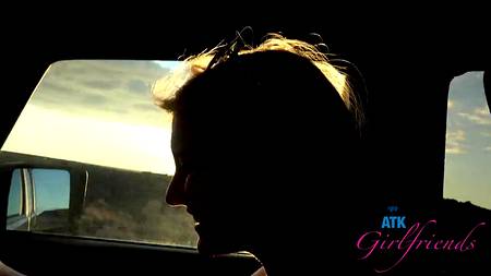 Кобель снимает любительское порно с блондинкой в номере отеля