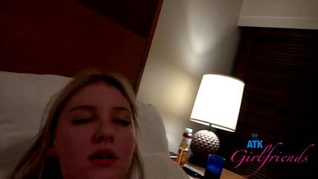 Кобель снимает любительское порно с блондинкой в номере отеля