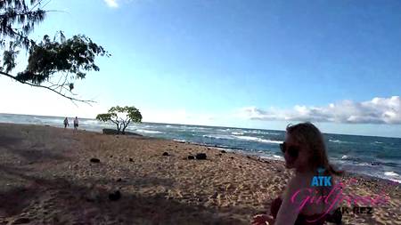 Кобель снимает любительское порно с блондинкой в номере отеля