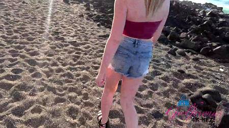 Кобель снимает любительское порно с блондинкой в номере отеля