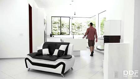 Опытный мужик оприходовал молодую блондинку и смачно кончил ей в рот