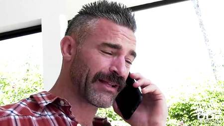 Опытный мужик оприходовал молодую блондинку и смачно кончил ей в рот