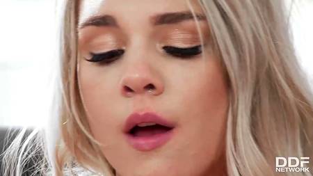 Опытный мужик оприходовал молодую блондинку и смачно кончил ей в рот