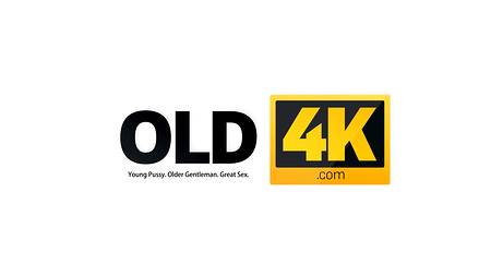 Зрелый мужик натянул на мощный фаллос молоденькую шлюшку