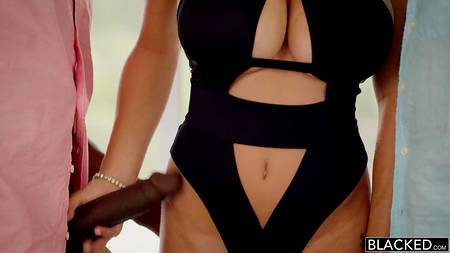 Два негритоса трахают белую девушку и мощно кончают ей в рот