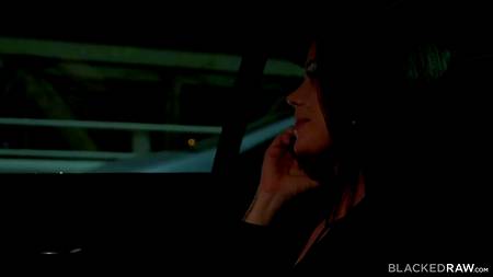 Негритос запикапил в баре стройную девку и страстно трахнул в номере отеля