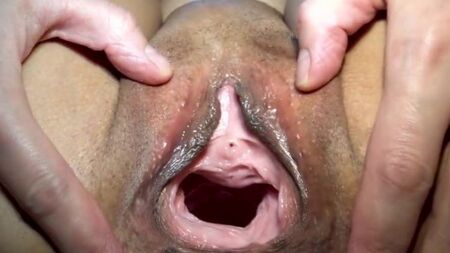 Русская телка показывает и рассказывает о строении влагалища крупным планом