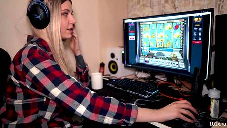 Привлекательный парень оприходовал блондинку и наполнил ей рот спермой