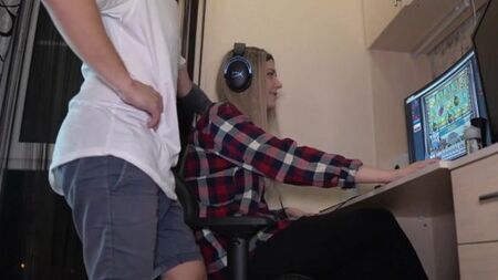 Привлекательный парень оприходовал блондинку и наполнил ей рот спермой