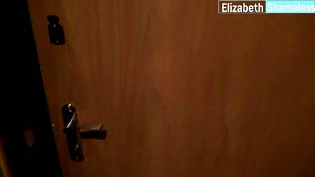 Горячая русская бестия отрабатывает долг узенькой жопой