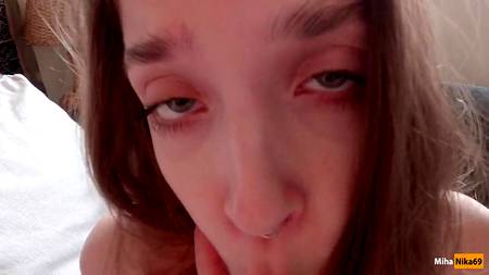 Русская няша прыгает на большом члене балдеющего пикапера