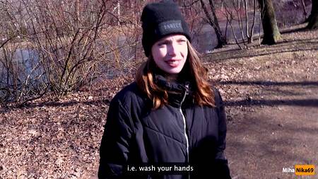 Русская няша прыгает на большом члене балдеющего пикапера