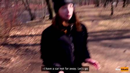 Русская няша прыгает на большом члене балдеющего пикапера