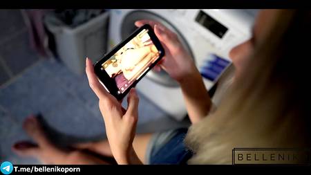 Русский красавчик дрючит в попку худенькую блондинку