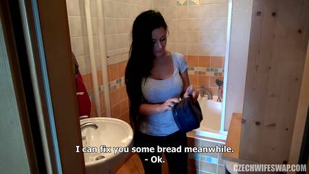 Хорошенькие телки ублажают бойфрендов первоклассным оральным сексом