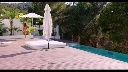 Худенькая блондинка нежно массирует ручками огромный хуй