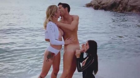 Красивый секс втроем на берегу моря с привлекательными девушками