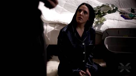 Бородатый хахаль дрючит в постели пышногрудую толстушку