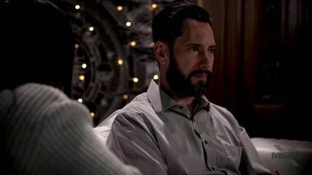 Бородатый хахаль дрючит в постели пышногрудую толстушку