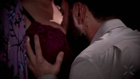 Бородатый хахаль дрючит в постели пышногрудую толстушку