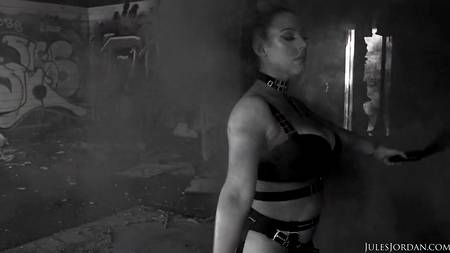 Аппетитная телка наслаждается двойным проникновением больших членов