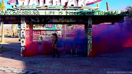 Аппетитная телка наслаждается двойным проникновением больших членов