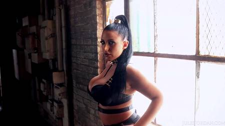 Аппетитная телка наслаждается двойным проникновением больших членов