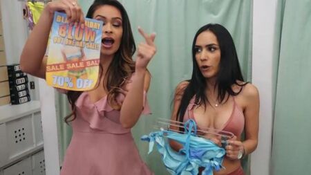 Чувак отымел на работе двух брюнеток и мощно кончил им в рот