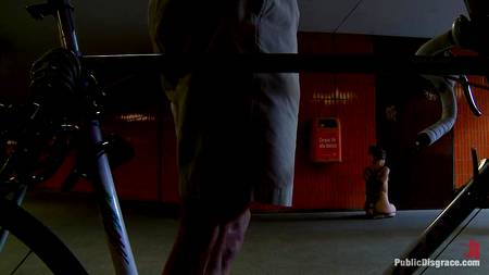 Чувак ебет в публичном месте похотливую европейку с кляпом во рту