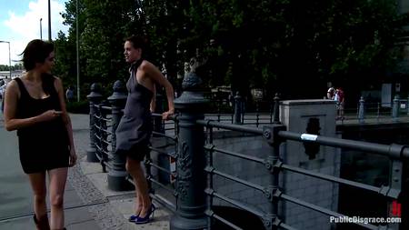 Чувак ебет в публичном месте похотливую европейку с кляпом во рту