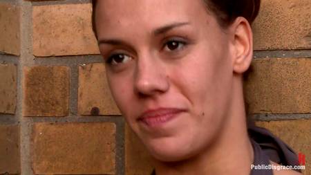 Чувак ебет в публичном месте похотливую европейку с кляпом во рту