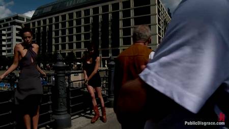 Чувак ебет в публичном месте похотливую европейку с кляпом во рту