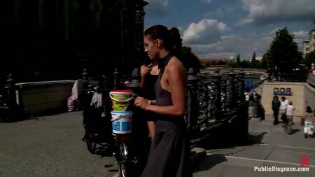 Чувак ебет в публичном месте похотливую европейку с кляпом во рту