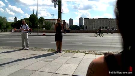 Чувак ебет в публичном месте похотливую европейку с кляпом во рту