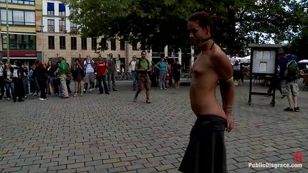 Чувак ебет в публичном месте похотливую европейку с кляпом во рту