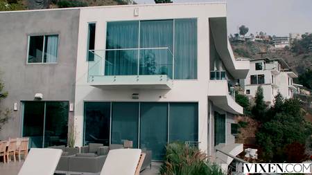 Симпатичный самец дрючит загорелых красавиц с шикарными сиськами