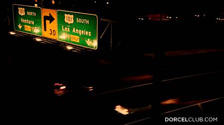 Фантастическая оргия с красивыми девушками на уютном диване