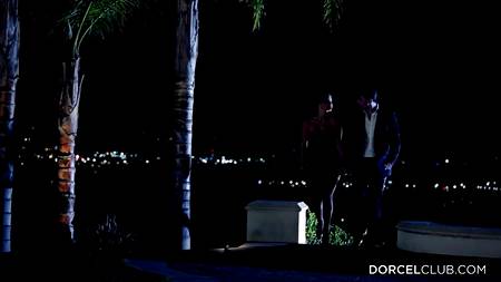 Фантастическая оргия с красивыми девушками на уютном диване