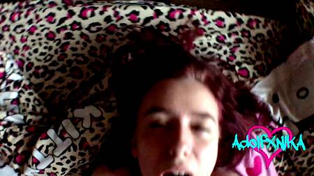 Рыжеволосая краля наслаждается на члене бойфренда в домашнем порно