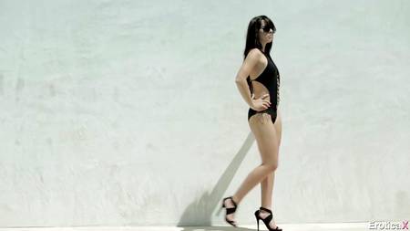 Красивое порно на улице с очаровательной темноволосой девушкой