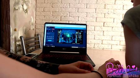 Пацан сношает в очко худенькую русскую блондинку на глазах у ее сестры