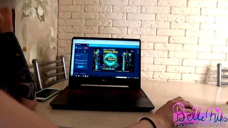 Пацан сношает в очко худенькую русскую блондинку на глазах у ее сестры