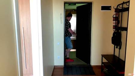 Красивая блондинка строчит минет под столом наслаждающемуся хахалю