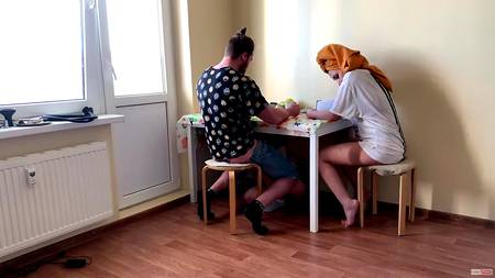 Красивая блондинка строчит минет под столом наслаждающемуся хахалю